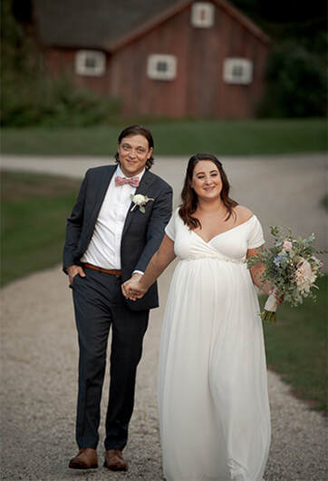Couples portrait, bride and groom, bouquet, wedding dress