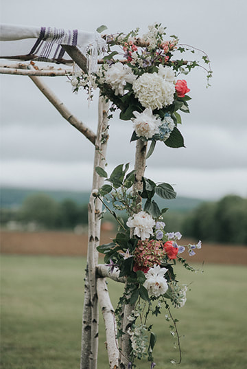 Huppa, wedding ceremony, outdoor wedding, floral arrangement