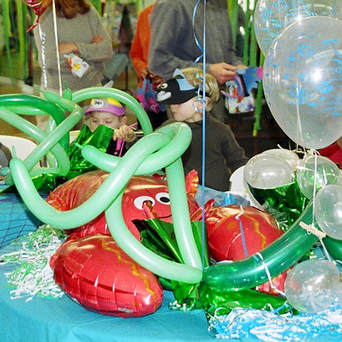 Under the sea birthday party table decoration and balloons