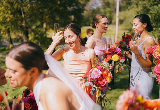 portrait, bridal party, floral arrangement, wedding day